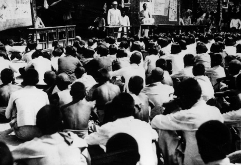 1937年，1位老农跑到曲阳县抗日民主政府门口，求县长为自己伸冤。警卫员把老农领