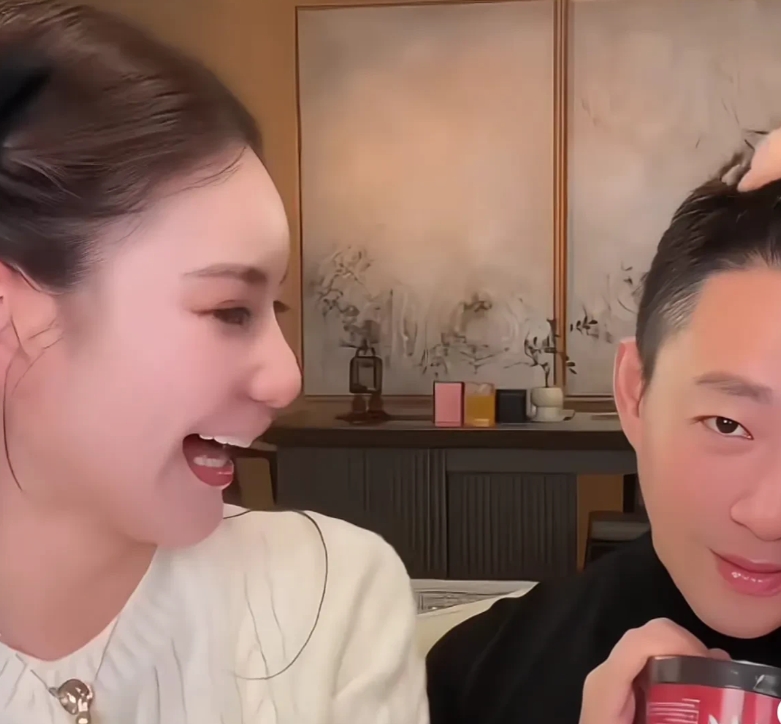 再出公告有什么用
把封禁汪小菲直播间的理由单独拿出来看看
是他点赞了还是发言了