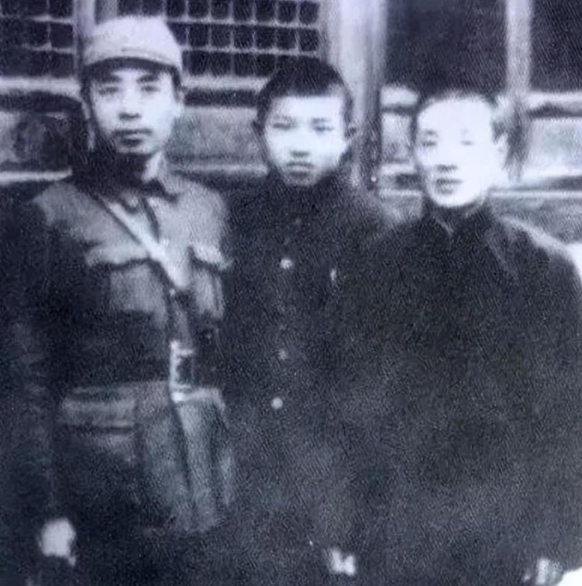 周总理膝下没有亲生子女，但他却有一个“干儿子”，这个人从不向他人提及干爹的身份，