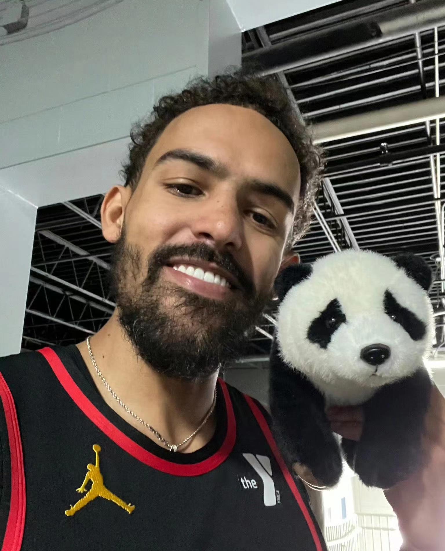 据美媒报道，特雷杨已经正式和球鞋品牌阿迪达斯分道扬镳。
而他的团队目前正在跟国有