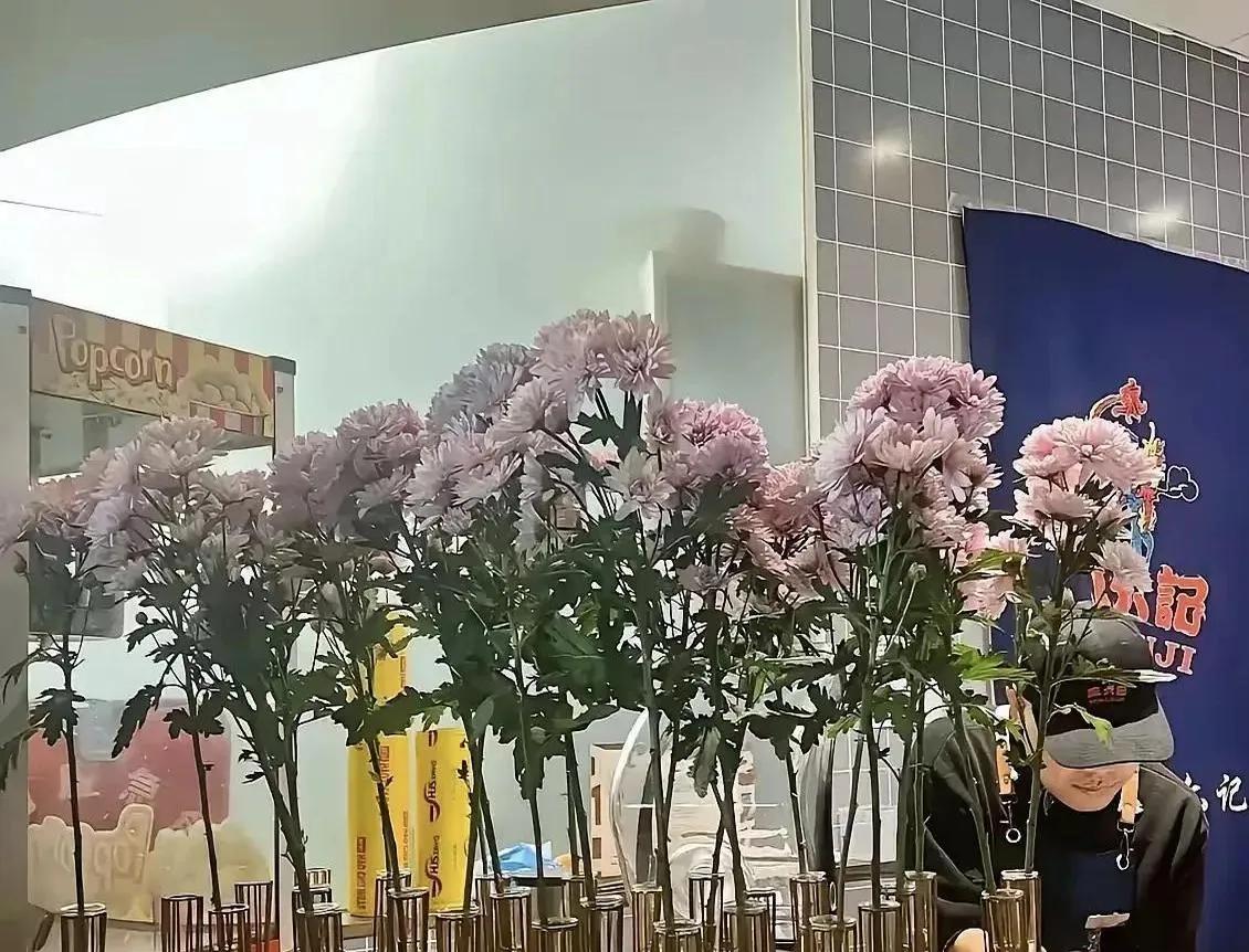 张兰这波，绝了！ 大S出事后，据说北京麻六记全换了桌花，你猜怎么着？菊花！清一色