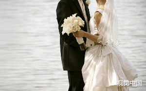 火海中老公救走小三，重生后他却跪地抱着我的大腿求原谅……