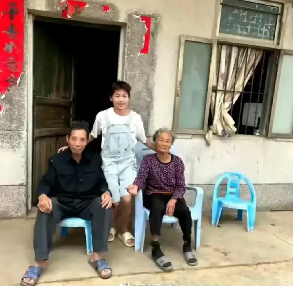 
全红婵的三年收入达到了500万元的消息引发了广泛关注，有些人对她年纪轻轻就拥有