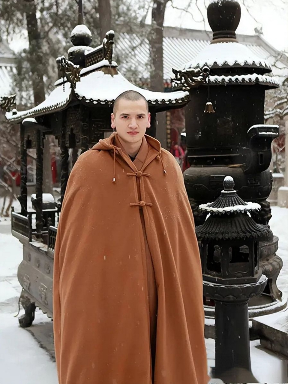 2006年，释明心放弃公务员，抛弃父母，跑到寺庙当起了和尚，母亲哭着求他:“回家