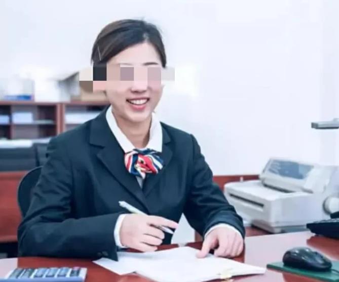 甘肃兰州，大妈跟银行经理却是熟人，让他帮忙在银行存125万。存款后银行经理给了一