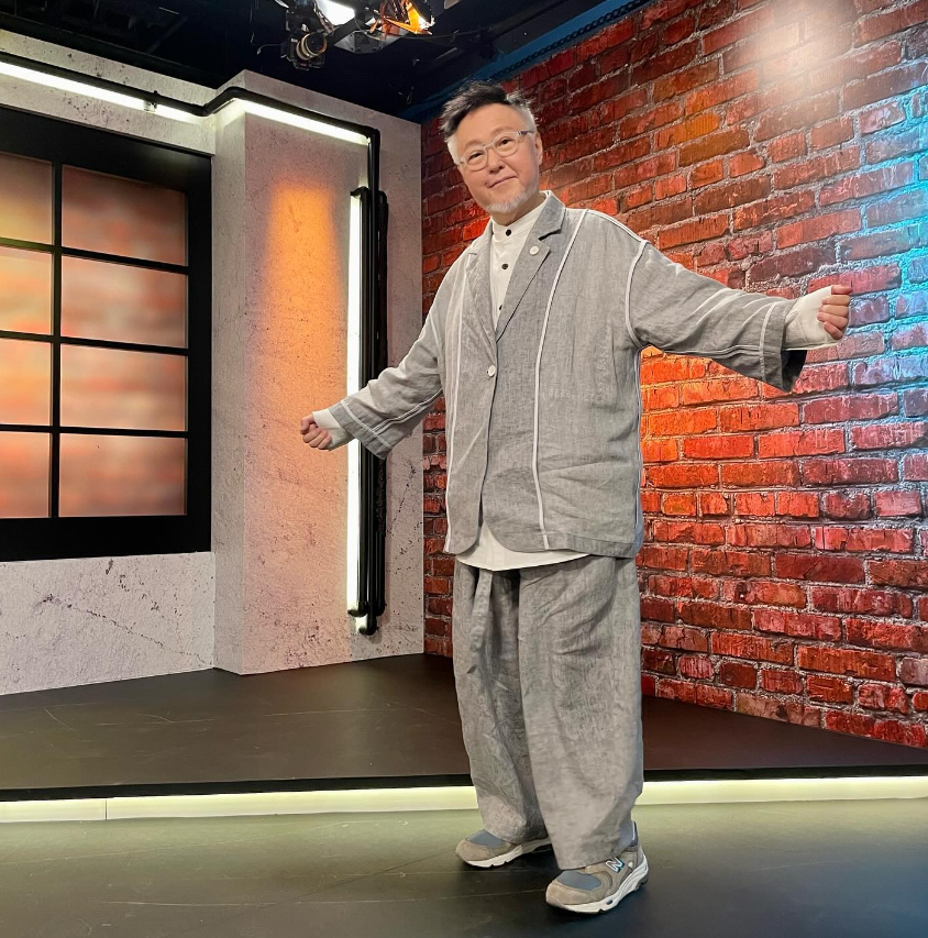 他是香港很出名演员，曾经也参与不少周星驰主演电影，现在看起来老了很多，还有多少人