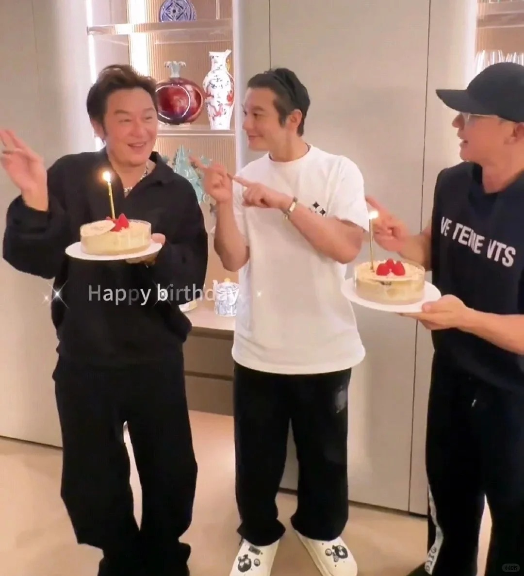 omg❗黄晓明叶珂竟然秀恩爱了！！！
黄晓明带叶珂公开亮相啦！上次承认恋情以后，