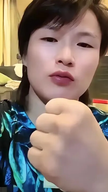 张伟丽称：找对象可比打拳难多了。
其实张伟丽很漂亮的，主要是超负荷锻炼，肌肉影响