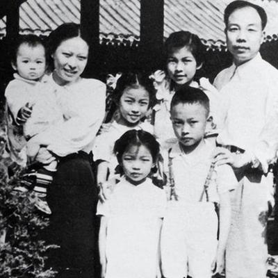 上世纪60年代，总政主任肖华上将身陷囹圄，许多人对他都是避之不及。只有他的亲家周