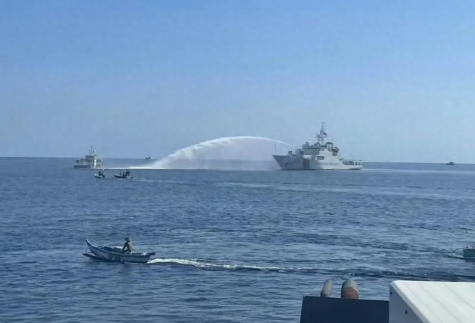 黄岩岛爆发海上冲突，美推翻派兵承诺，中方水炮清场，菲船已逃窜！
 
中国在公布黄