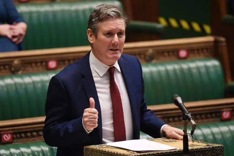 英国首相宣布破产，此前英国将领声称备战应对中俄伊。近期，英国新任首相基尔·斯塔默