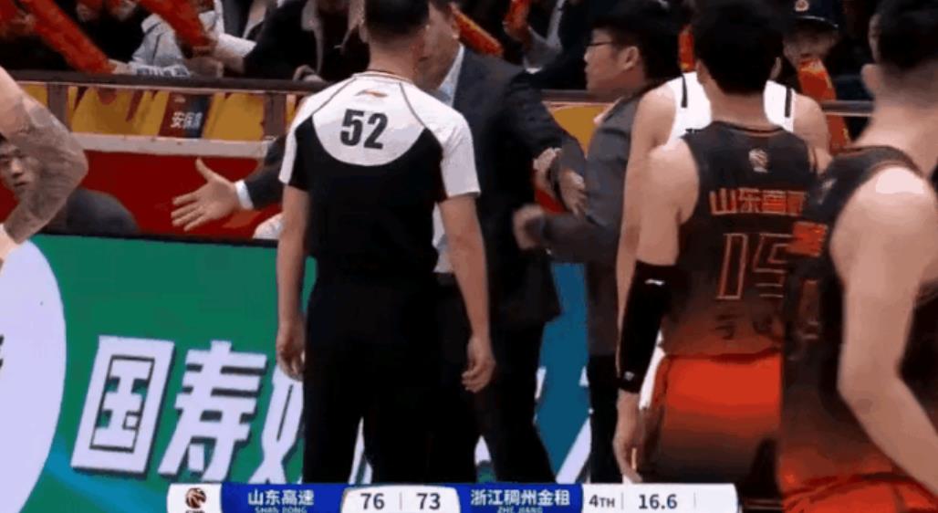 王世龙被激怒！CBA常规赛第31轮，浙江稠州金租客场78-81不敌山东高速，终场