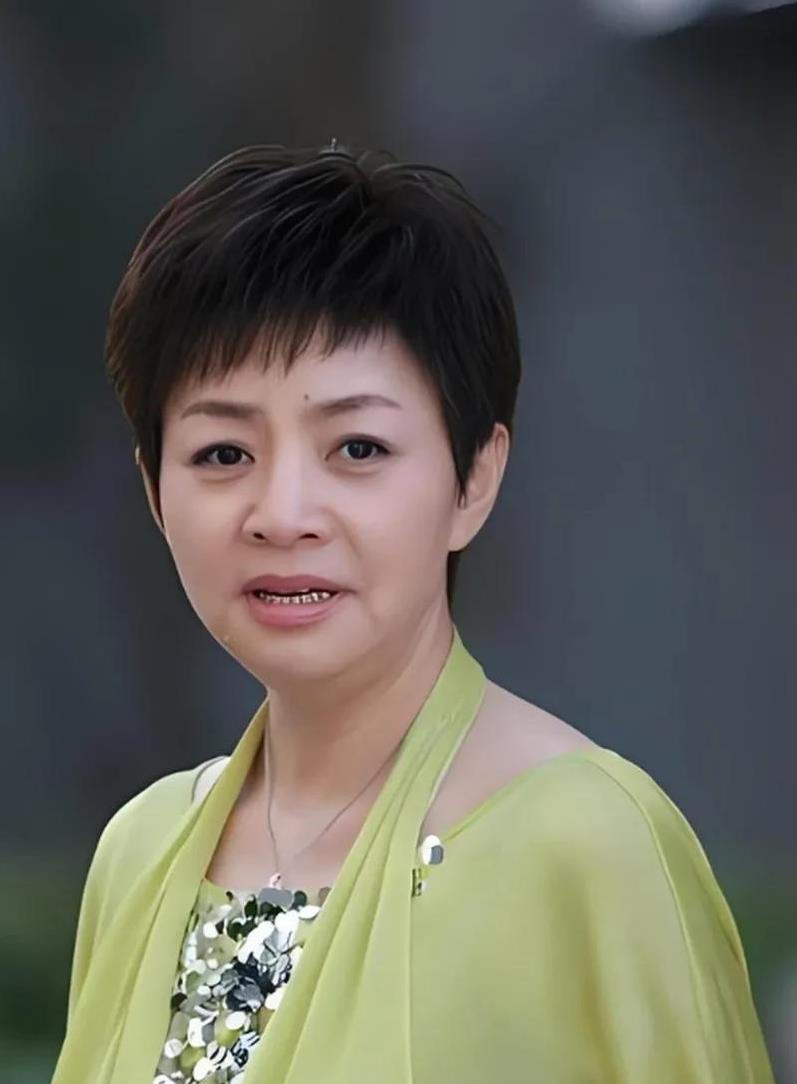 宋丹丹说，她曾看到闺蜜男朋友出轨，果断告诉闺蜜，结果里外不是人，两个人都因此恨她