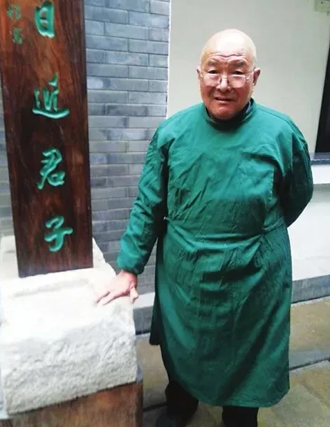在山西运城市，有一个人修复文物很厉害，不管什么破损的文物，只要到他的手，都能修得