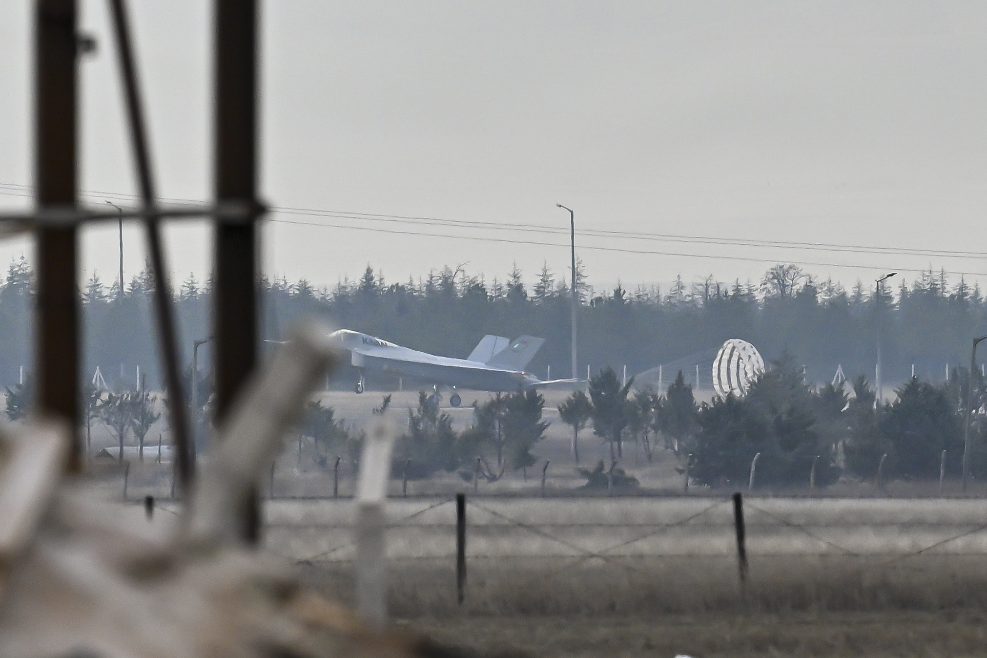 土耳其下一代国产战机KAAN“可汗”实现首飞。21日上午11时08分，土耳其方面