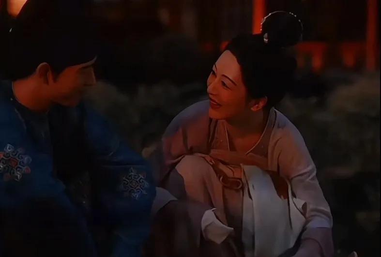 月下畅聊，盈盈蓝灯系着小纸条，气氛朦胧暧昧，小纸条上难道是蒋君所知道所有有关牡丹