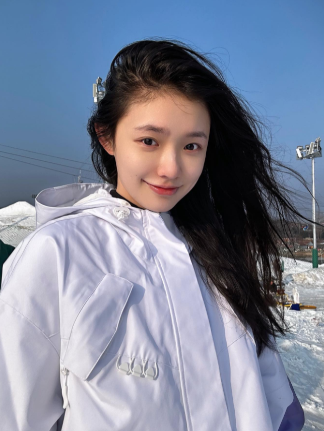 她以前拍过一部周星驰主导电影出名，颜值长得很甜美，可惜只有昙花一现，现在都没有什