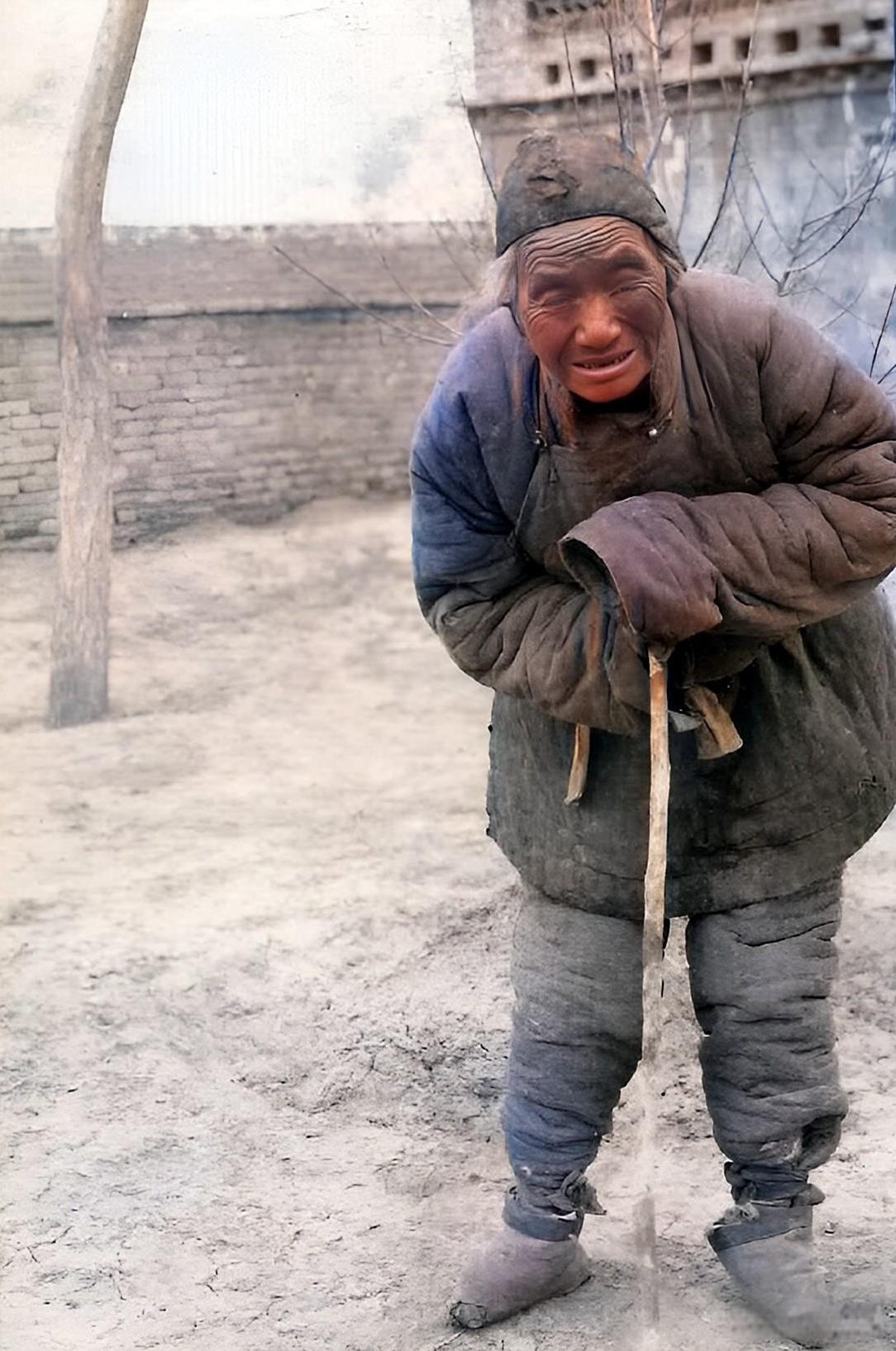 1920年代，华北饥荒中的一名双目失明的老太太被救助站收留。当时，饥饿、寒冷、失