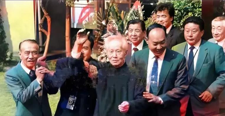 1990年，孙立人90岁大寿，许多老部下看望他，为他祝寿。孙立人心情很好，向众人
