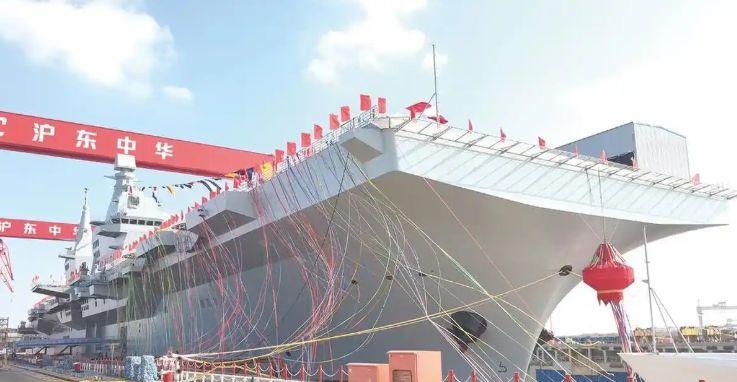 076两栖攻击舰暂时不上歼35和空警600，何时会变身中型航母？
近日，关于07