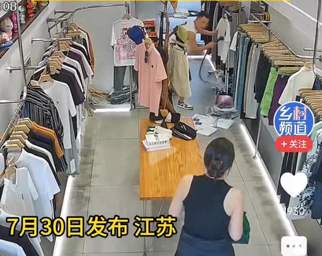 不靠谱之事常见，可一成年女子的行为太离谱。7 月 30 日江苏一男装店，一黑衣蓝