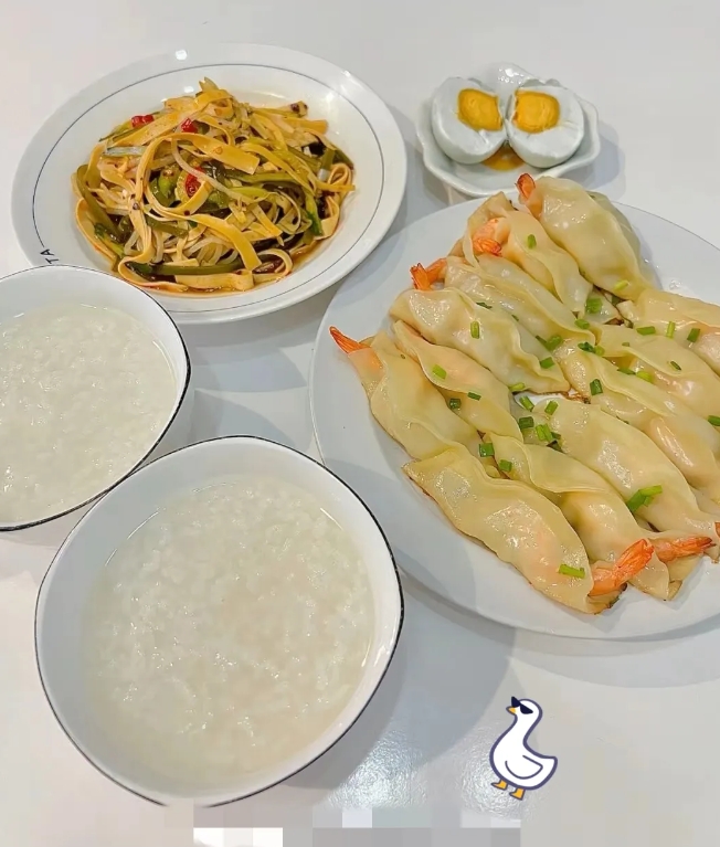 天呐，我是真羡慕啊！今天朋友给我发她的餐食，豆腐皮、虾肉，色泽鲜亮，粥看着就香。