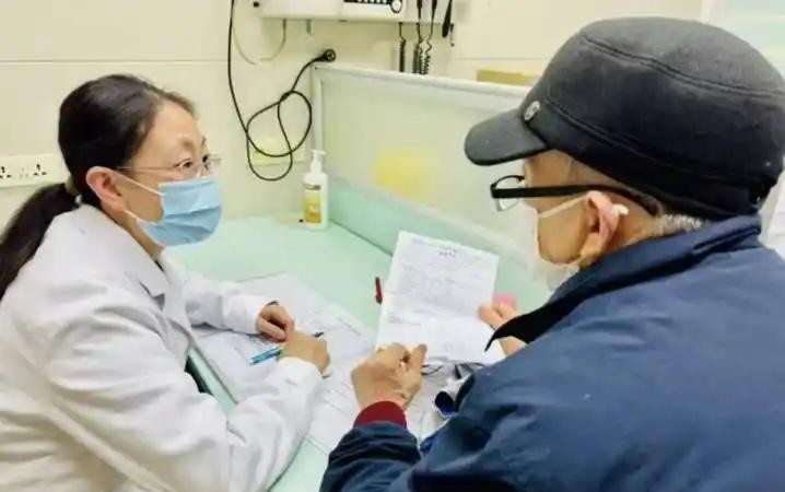 近年来，上海陪同老人看病的“陪诊师”行业愈加火爆，尤其是在这座拥有600万老人、