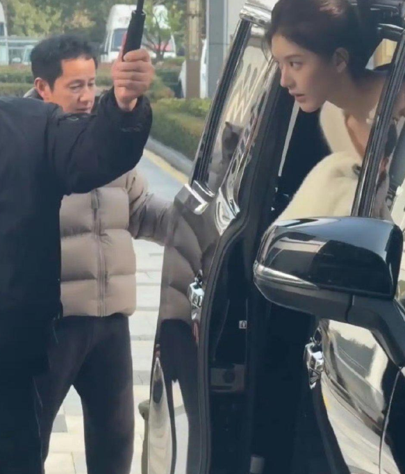 这不是和爸爸长的一样的吗 咋都说整了

关于赵露思的外貌，网络上一直有着不同的声