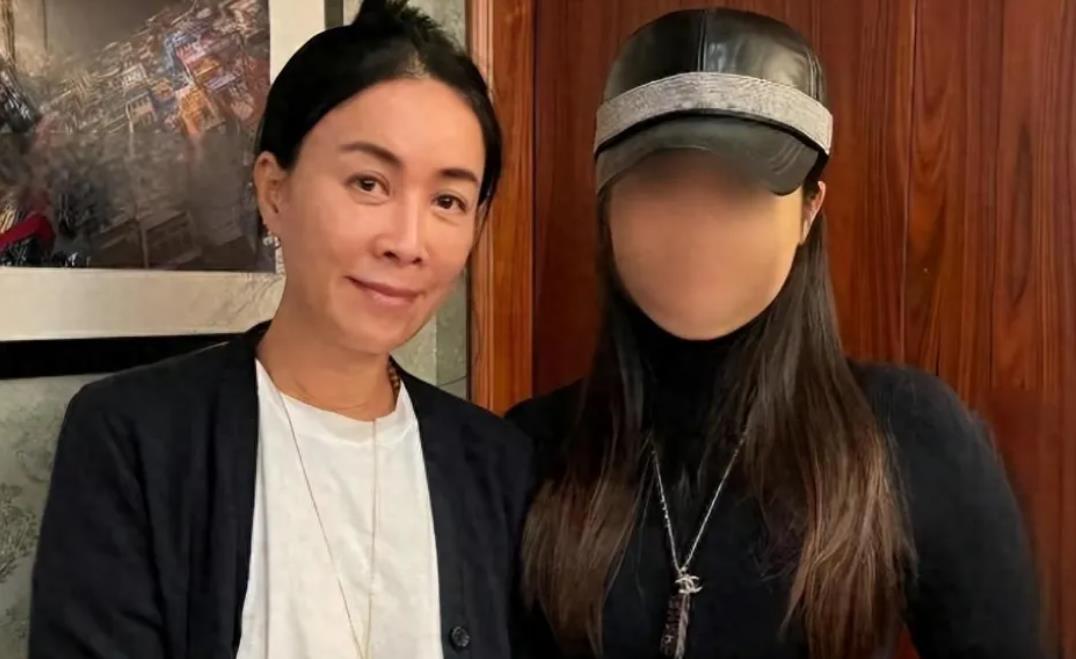 那英是中国知名的歌手，因个人经历和性格被外界争议。最近她被香港一位博主曝光和朋友