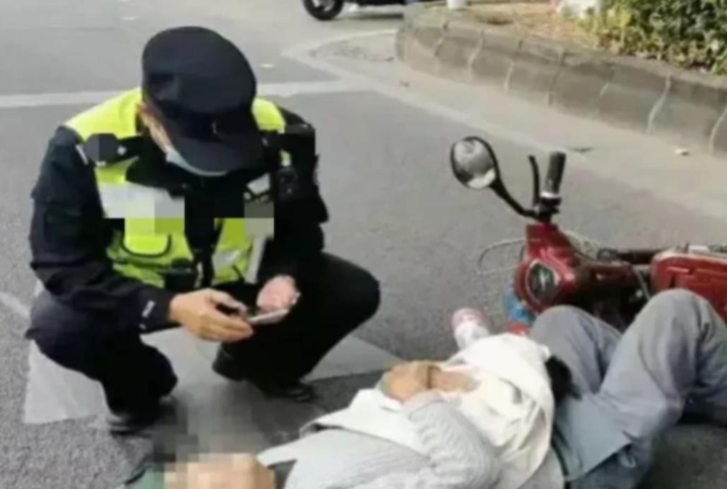 女子骑车时未佩戴头盔，被路口辅警拦停时不慎摔倒，导致脚趾骨折。女子认为辅警没有执