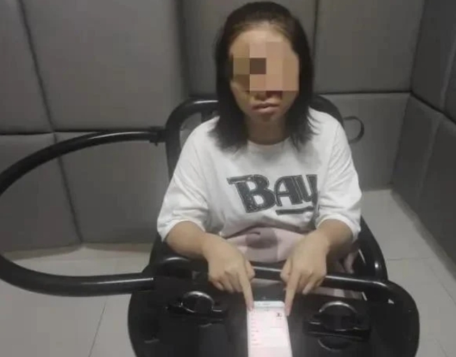 “装逼装大了！”福建福州，女子为庆祝丈夫出狱，竟带30人开着豪车，大摇大摆来到监