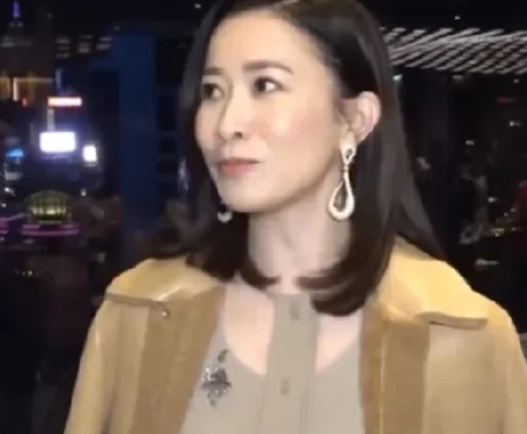 记者问佘诗曼：“你最近有没有留意王大陆逃兵役被抓的新闻啊？”佘诗曼一脸震惊，嘴巴