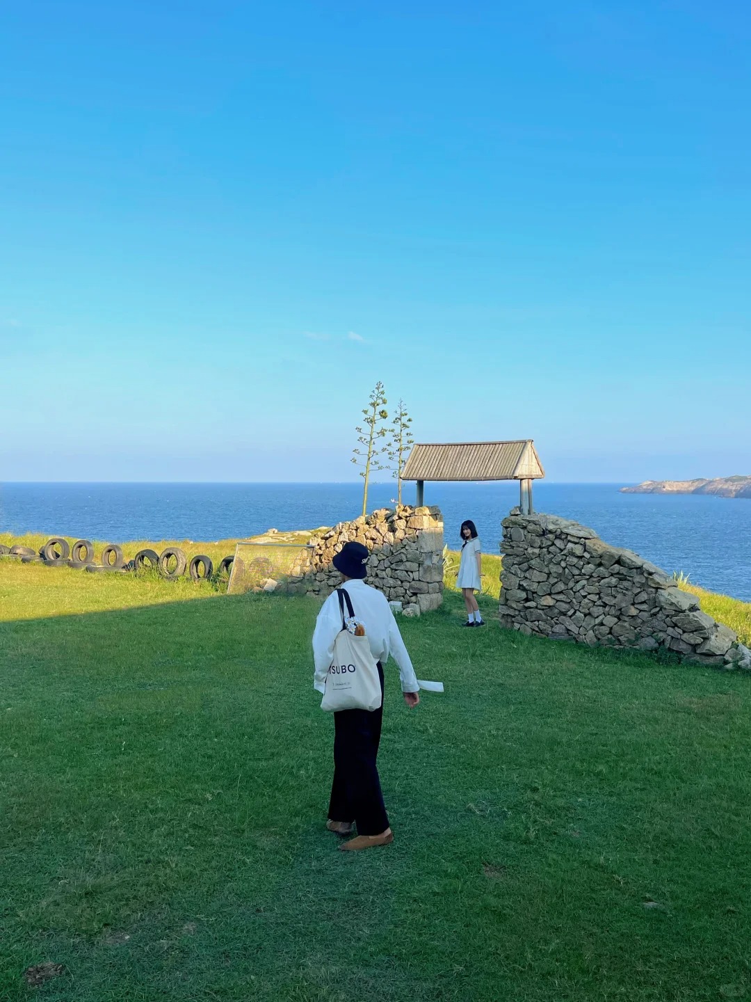 朋友以为我又出国了！！
自然与旷野太爱这种感觉了
牛羊随处可见,碧蓝的海水
这是