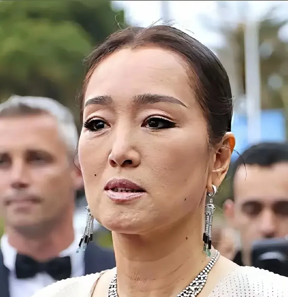 巩俐，这张老脸还是这样迷人！60岁的老女人，还是气质如兰。她演啥像啥，刻画人物，