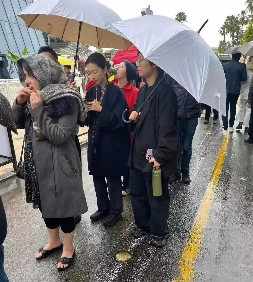 天啊，周冬雨本人很幻灭，又矮又瘦小，在人群里找不见的那种，就是个普通的小个子女生