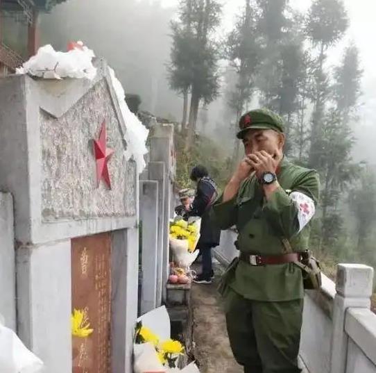 2019年，离休后的149师副师长曹从连在云南屏边烈士陵园抚摸儿子曹辉的墓碑，3