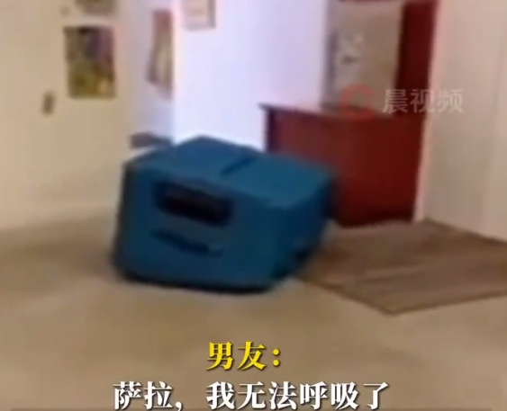 美国男子钻行李箱被女友关拉链致死