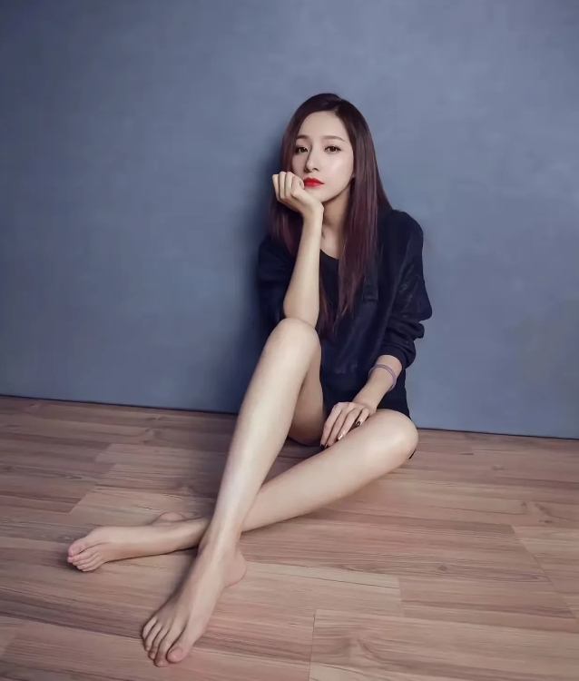 我敢说，她是央视第一美女主持人。
她是哈尔滨姑娘，身高168厘米，主持风格亲切自