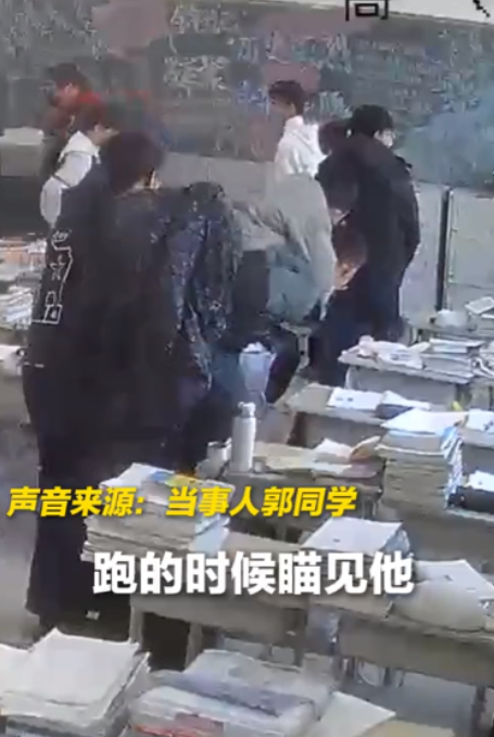 泪目了！银川地震时学生正在上课，一残疾男生无法逃离，只好钻在桌子底下！谁知，一男