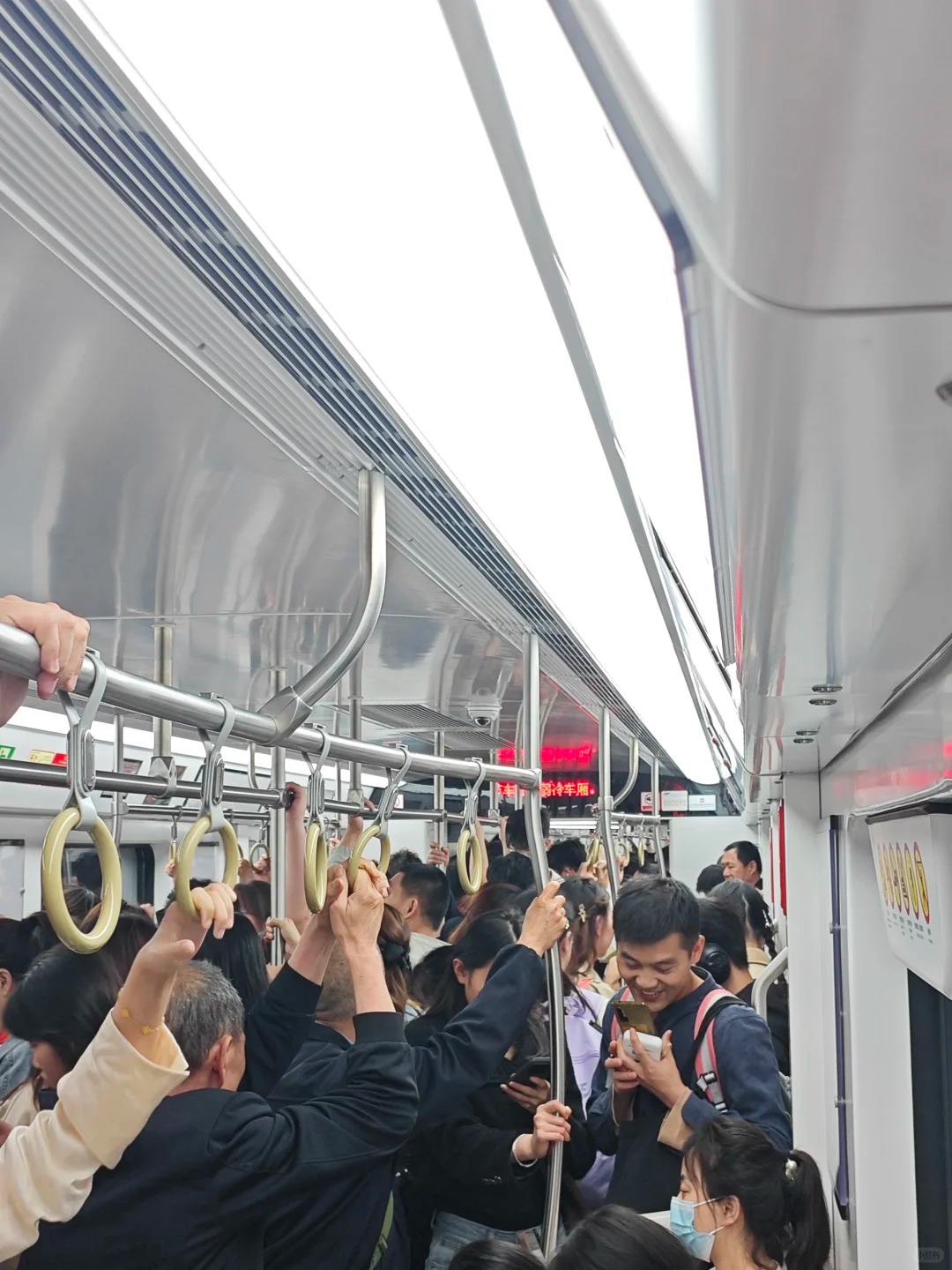 五一是要把重庆人赶到哪去？
五点的轻轨已经人满为患
想看看重庆本地人五一都准备往