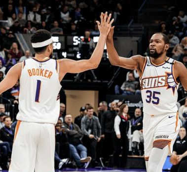 杜兰特复出砍下30分带领太阳止住连败，NBA常规赛，太阳客场挑战爵士，这场比赛杜