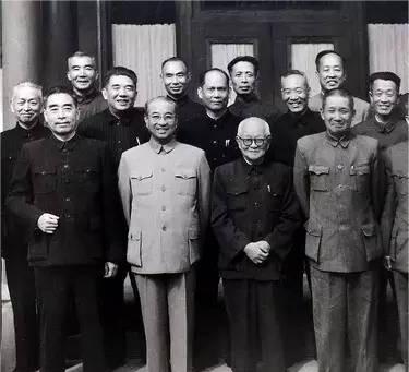 1961年2月的一天，杜聿明、王耀武、李仙洲等特赦人员，受周恩来总理的邀请到西花