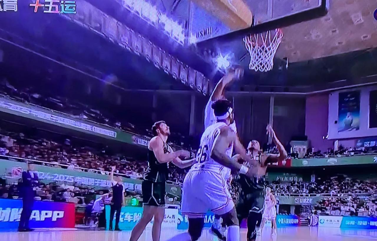 52:41，广东领先南京11分。贝兹利今晚把南京的防线打穿了，这样徐杰就不用太累