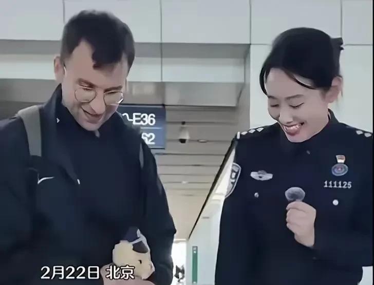 朋友们，你们知道吗？上次马库斯回国的时候，机场里有一幕特别暖心。
在熙熙攘攘的候