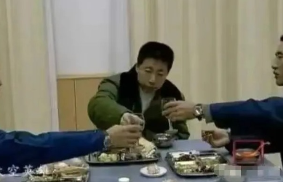 2003年，杨利伟出征前的珍贵照片，一场真正意义上的壮行酒，这是一次肩负重任却充