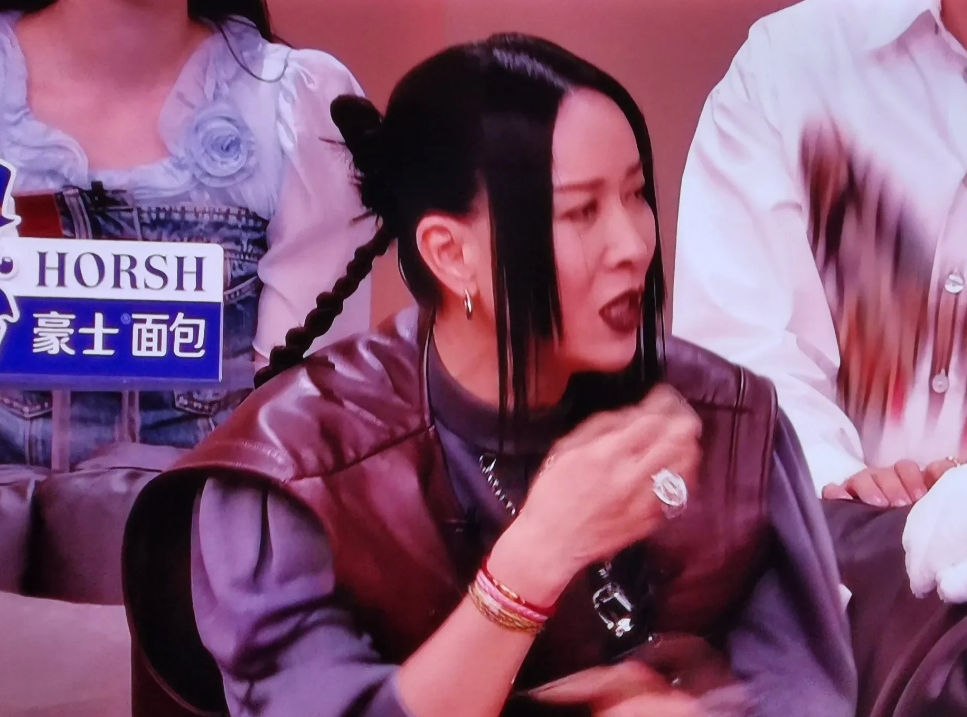 《歌手》节目组真是牛，眼看没热度了，让那英拿个倒数第一，整个节目瞬间又盘活了！而