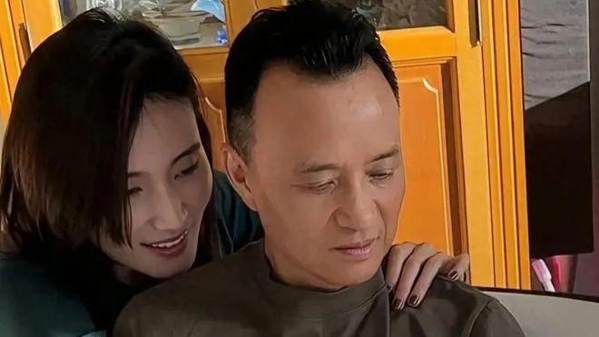 李亚鹏大5岁岳父帮忙看娃，海哈金喜发视频感谢，新年将继续带货