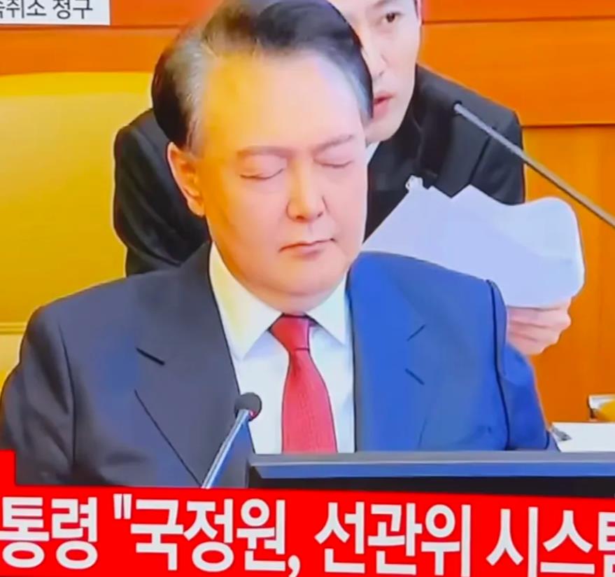 尹锡悦在第五次开庭的时候，有很大一部分时间都在闭目养神。
这其中有个细节，那就是