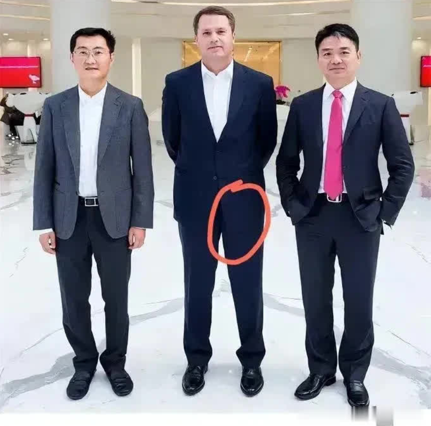 这个人居然站在核心位置，是不是预示着有重大行动？他要和谁合作呢？