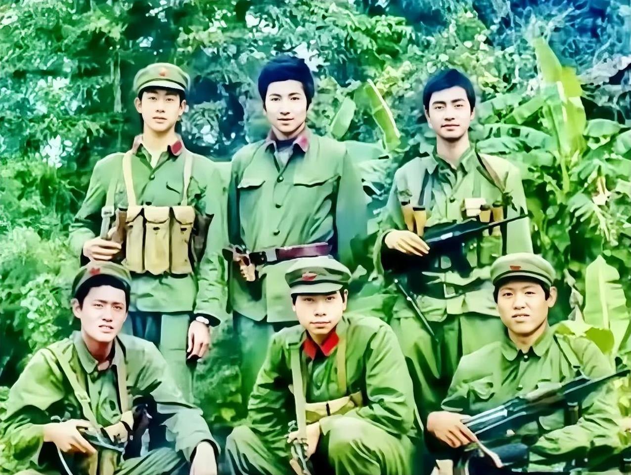 1984年，老山前线，几名年轻的侦察兵战士留下的珍贵合影。他们手握钢枪，身着六五